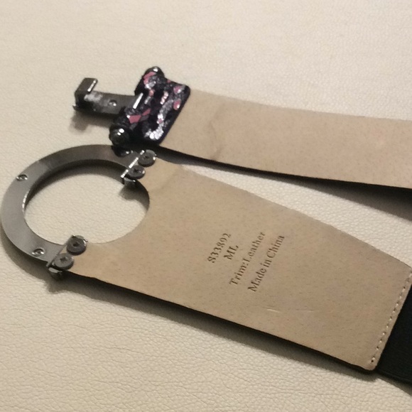 Leather silver buckle belt with elastic back. - Picture 3 of 7